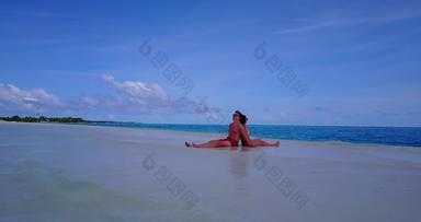 美丽的人浪漫的度蜜月有趣的海滩清洁白色沙子背景